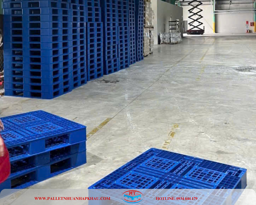 Pallet nhựa 3 chân thẳng suốt chuyên dùng với xe nâng