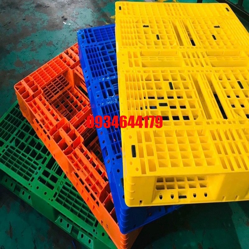 Thành phần nguyên liệu ảnh hưởng đến giá pallet nhựa cũ