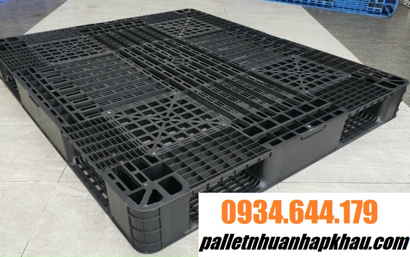 Pallet nhựa lót sàn – giải pháp tiết kiệm cho kho nhỏ.