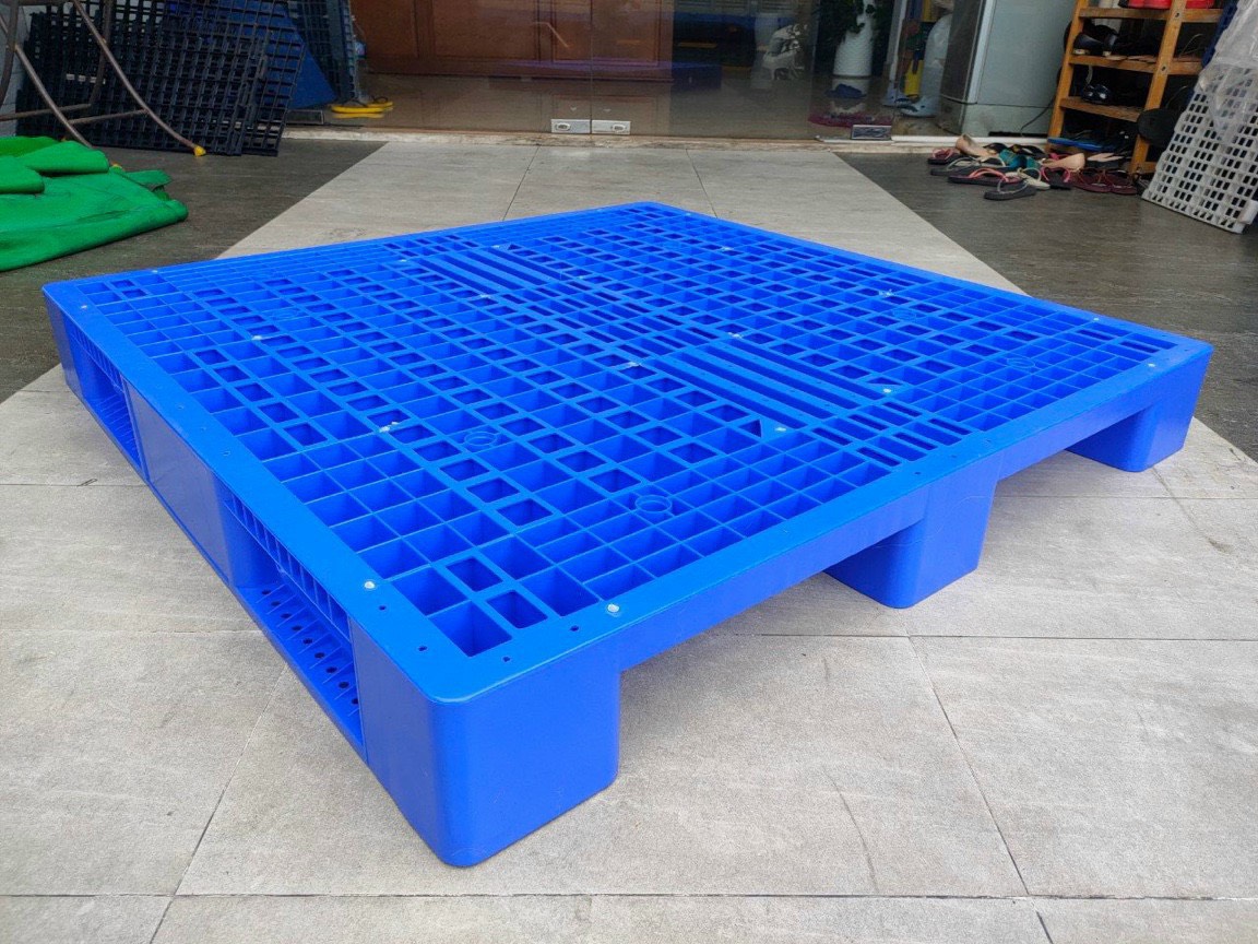 Pallet nhựa kê lên kệ